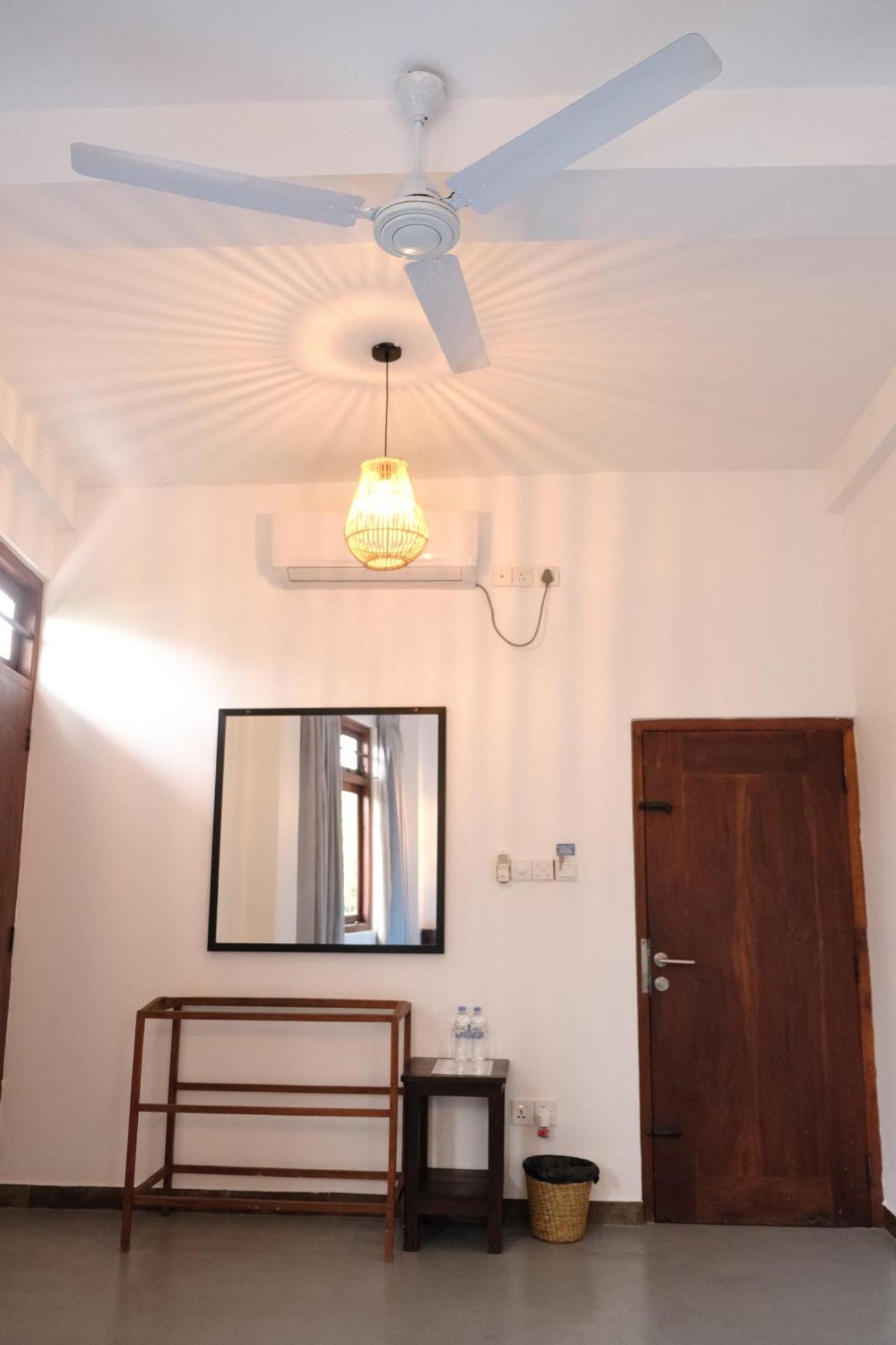 Ruma Surf Hotel Ahangama Kültér fotó
